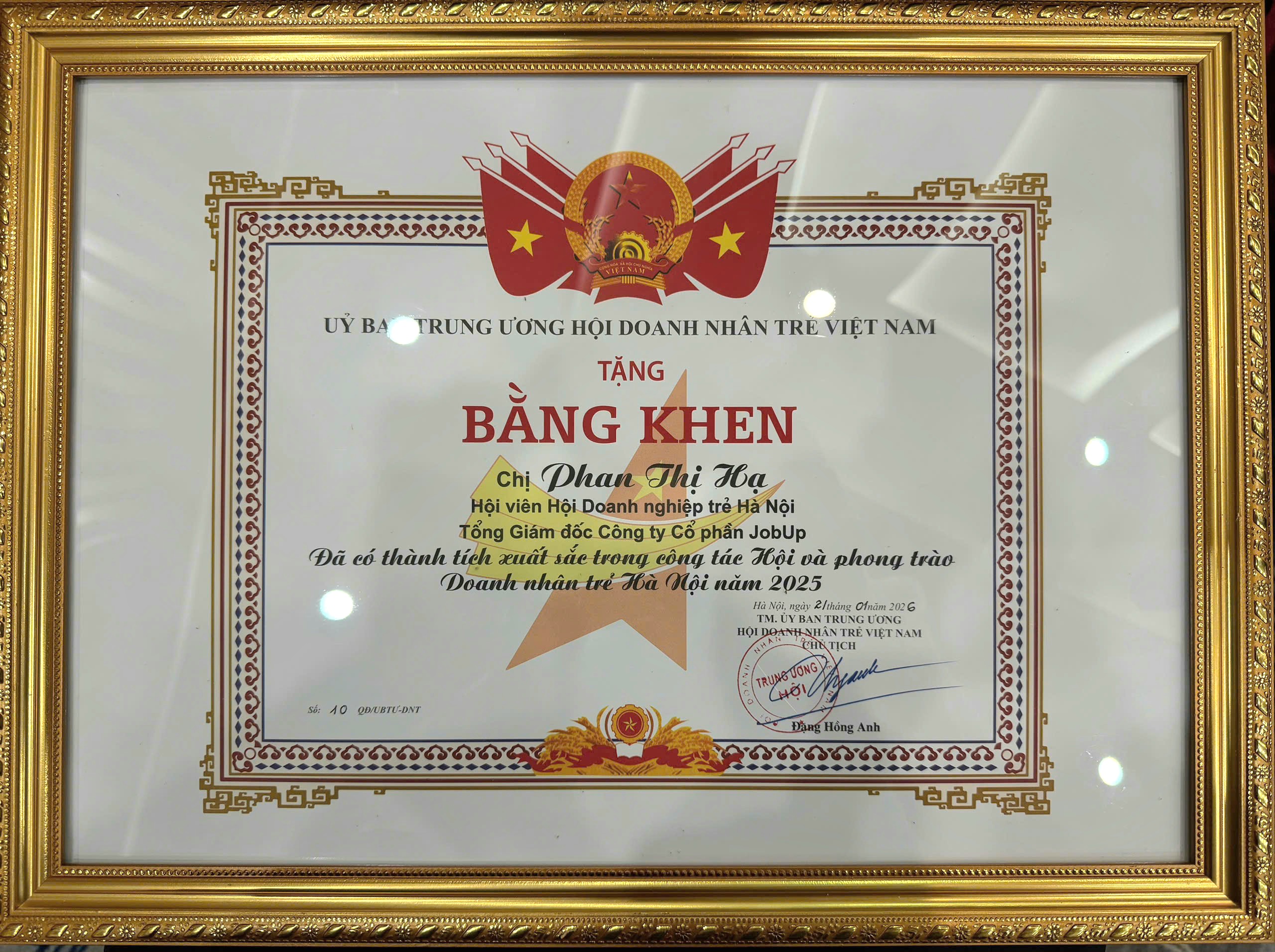 Chị Hạ Phan - CEO JobUp vinh dự nhận Bằng khen của Ủy ban Trung ương Hội Doanh nghiệp Trẻ Việt Nam